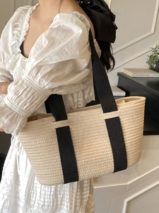 Bolso tote de paja tejida color avena con asas de lona negra para vacaciones de verano