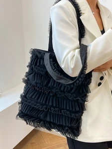 Sac fourre-tout minimaliste en maille noire avec un design à volants pour femmes