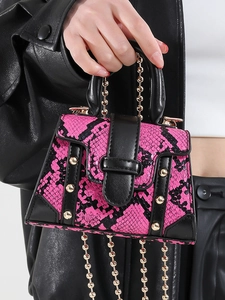 Mini-Handtasche mit pinkem Schlangenmuster, schwarzen Lederakzenten und Goldnieten