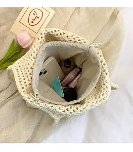 Détail d'un sac cabas au crochet avec doublure à cordon et grand espace de rangement