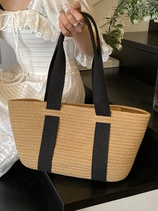 Bolso tote de paja tejida con asas negras para un estilo informal de vacaciones de verano
