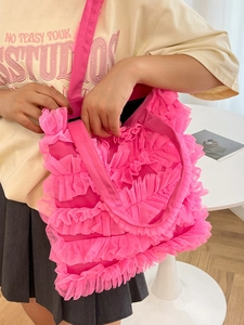 Sac fourre-tout rose en maille multicouche avec volants en dentelle et poignée en toile