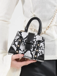 Mini Trapez-Handtasche mit schwarz-weißem Schlangenmuster und goldfarbenen Nieten