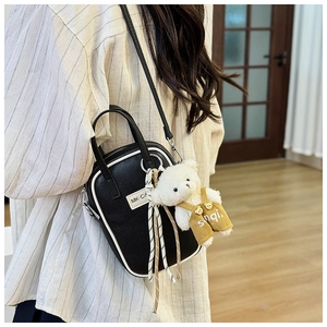 Sac bandoulière texture litchi avec surpiqûres contrastées et pendentif ourson