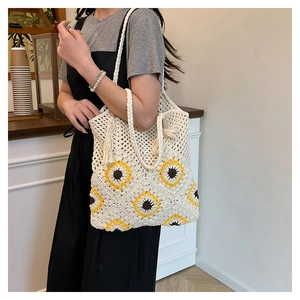 Détail du grand sac cabas blanc tissé main avec broderie tournesol et glands