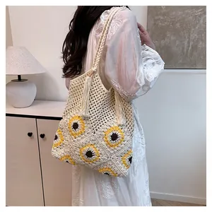Détail du sac cabas au crochet avec motif tournesol et glands en coton sur la bandoulière