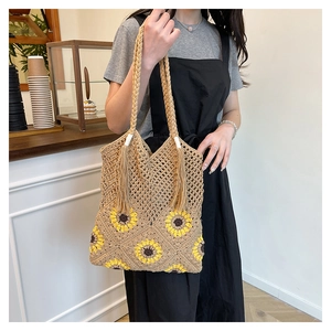 Détail du motif tournesol au crochet sur un sac fourre-tout en paille fait main
