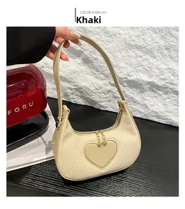 Detail der khakifarbene Tasche mit gewebter Textur und Herz-Leder-Patch in der Detailansicht