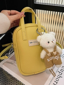 Sac à main jaune en cuir grainé avec charm ours en peluche et bandoulière réglable