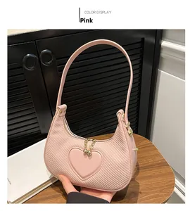 Rosafarbene Halbmond-Tasche mit Herzdesign, Goldkette und strukturierter Lederoptik