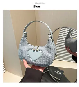 Detail der blauen Crescent Hobo-Tasche mit Webstruktur und herzförmigem Leder-Patch