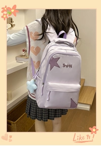 Détail du sac à dos lavande montrant l'écusson étoile et la broderie SJN sur nylon