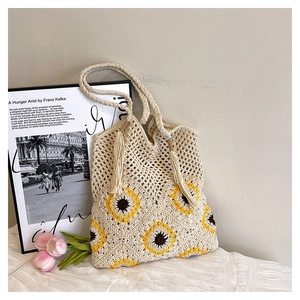 Détails de sac cabas au crochet fait main avec motifs de tournesols et pompons décoratifs