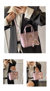 Detail der lavendelfarbenen Tasche mit Litschi-Struktur und Perlenanhänger