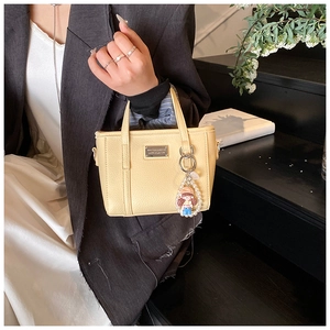 Details beige Beuteltasche mit Litschi-Muster, Perlenanhänger und Logo-Plakette