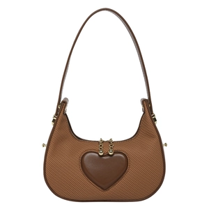 Braune Halbmond-Umhängetasche mit Herz-Patch und Goldkette in retro-minimalistischem Stil