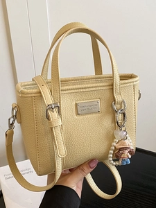 Hellgelbe Beuteltasche mit Litschi-Textur, Perlenanhänger und verstellbarem Schultergurt