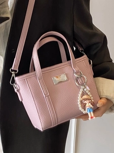 Beuteltasche aus Lederimitat in Altrosa mit Perlenanhänger und verstellbarem Riemen