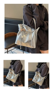 Détail du sac cabas argenté métallisé avec texture plissée et breloque nœud et perles