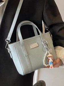 Hellblaue Beuteltasche mit Litschi-Muster, Perlenanhänger und abnehmbarem Gurt
