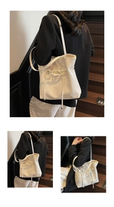 Détail d'un sac seau en cuir blanc avec nœud en corde et breloque perle et nœud