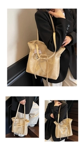 Détail du sac fourre-tout beige avec cordon, nœud à carreaux et breloque en perles