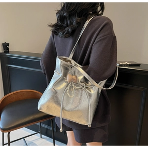 Borsa tote argento metallizzato con texture plissettata e ciondolo a perla sulla spalla