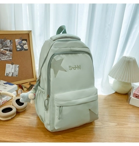Détail du sac à dos scolaire vert menthe avec broderie étoile et porte-clé nuage