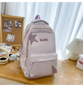 Détail du sac à dos en nylon violet clair avec broderie SJN et charm étoile en peluche