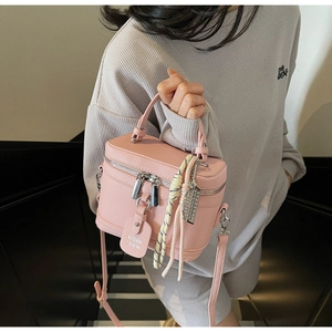 Sac boîte rose en cuir grainé avec double fermeture éclair et pendentif tissé chic