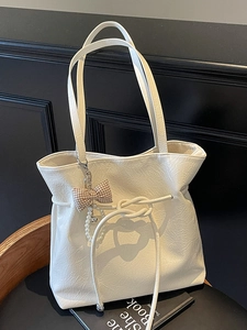 Borsa tote minimalista in pelle cerata beige con coulisse e ombra a forma di cuore