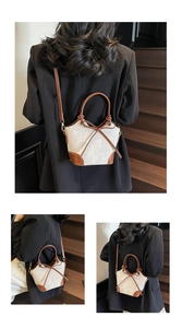 Détails du sac seau contrasté avec poignées en cuir et finition ivoire texturée