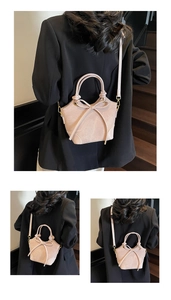Détail du sac seau en cuir rose clair avec un design élégant de nœud et bandoulière