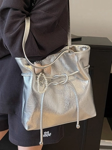 Elegante borsa tote argento metallizzato con ciondolo a perla e fiocco chic