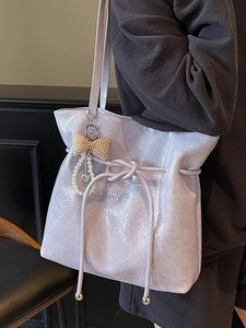 Elegante borsa tote in pelle lavanda con fiocco alla moda e ciondoli in perla chic
