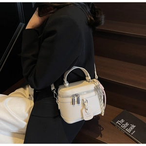 Sac bandoulière en cuir grainé blanc crème en forme de boîte avec finitions argentées