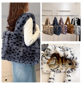 Vista dettagliata dell'interno della borsa tote leopardata e varie opzioni di colore