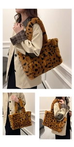 Dettaglio ravvicinato della trama della borsa tote in peluche leopardata con manici spessi