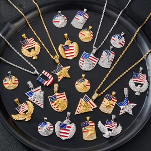 Pendentifs hip hop avec drapeau américain et aigle sur un plateau noir poli