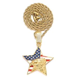 Détail de pendentif en étoile avec drapeau américain aigle et bélière en strass