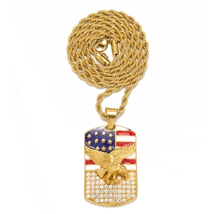Détail du pendentif hip hop plaqué or avec drapeau américain, aigle et strass brillants