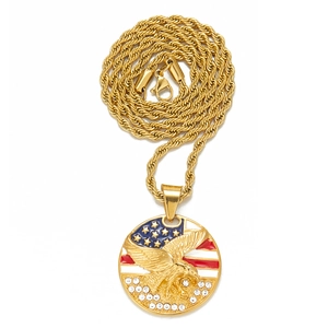 Détail du pendentif aigle doré avec drapeau américain et chaîne de style corde