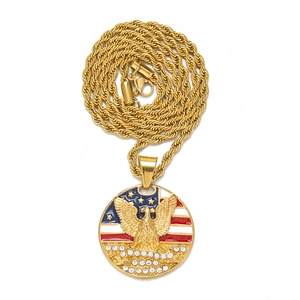 Détail du pendentif hip hop plaqué or avec émail drapeau américain et strass étincelants