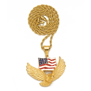 Détail du pendentif hip hop doré avec aigle et drapeau US sur chaîne torsadée
