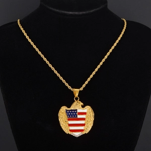 Détail du pendentif bouclier aigle hip-hop avec émail drapeau et chaîne de corde dorée