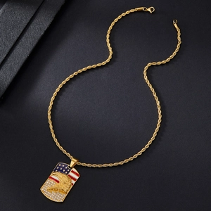 Collier doré avec pendentif aigle drapeau USA en émail et détails en zircons brillants