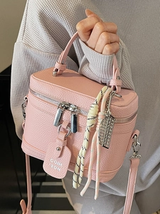 Sac à main boîte rose en cuir grainé avec poignée et bandoulière réglable