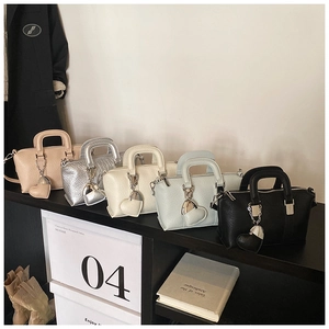 Detailed display of PU leather handbags in five colors with stylish heart-shaped charms