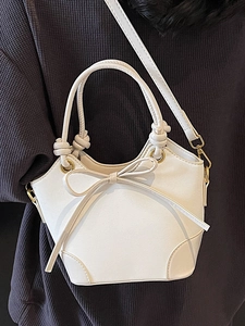 Sac seau blanc élégant avec nœud décoratif et détails en métal doré raffinés
