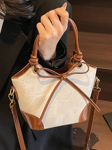 Sac seau bicolore moderne avec poignée supérieure et bandoulière en crème et marron